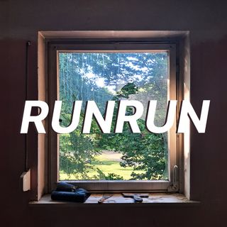 Weißer Schriftzug "Run Run" vor einem kaputten Fenster als Hintergrund.