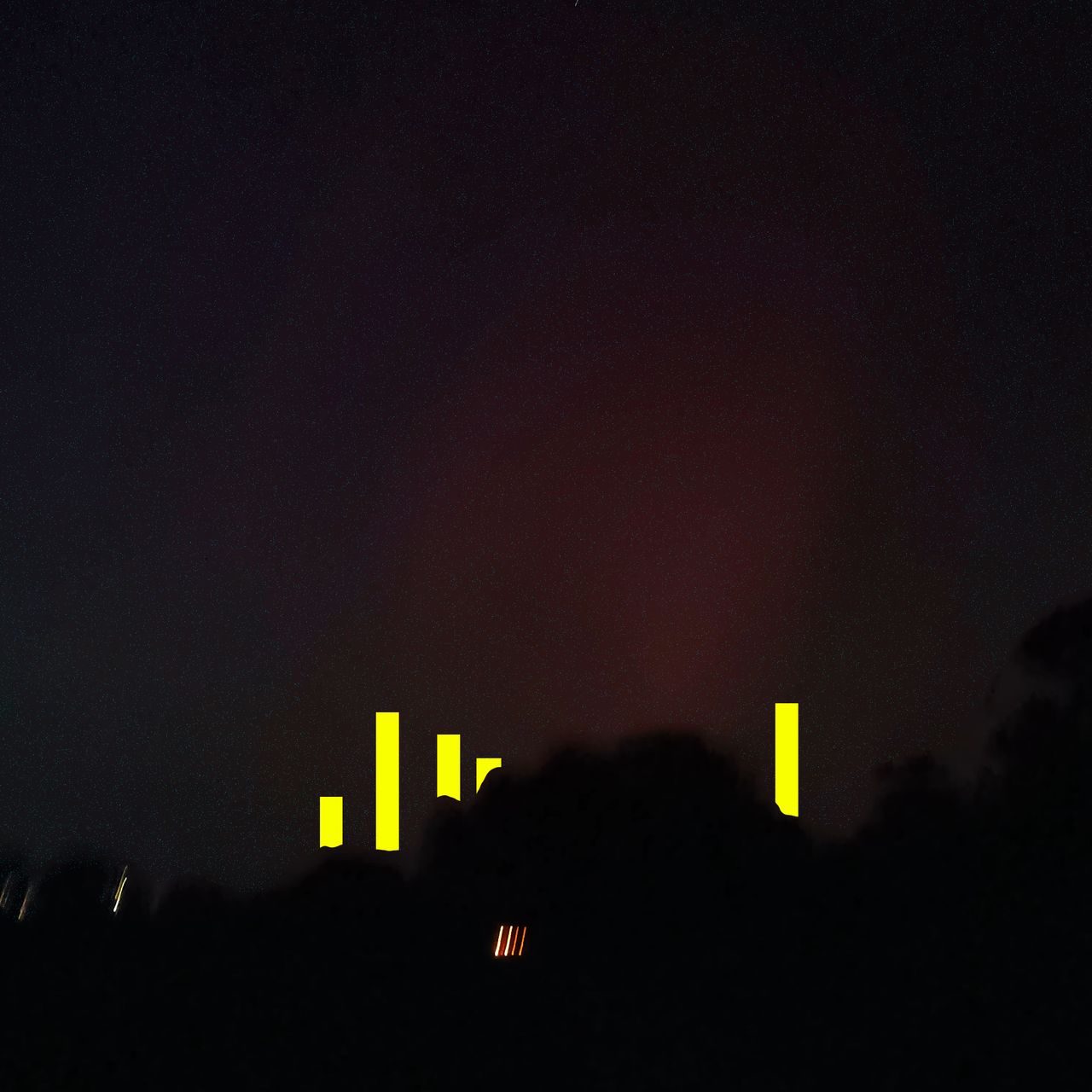 Gelbe Rechtecke im Hintergrund ein Nachthimmel.